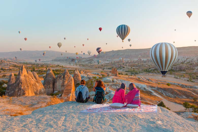 Observación de globos aerostáticos al amanecer