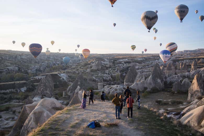 Observación de globos aerostáticos al amanecer