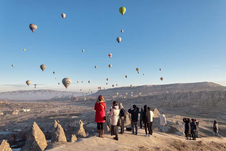 Observación de globos aerostáticos al amanecer