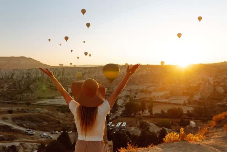 Observación de globos aerostáticos al amanecer