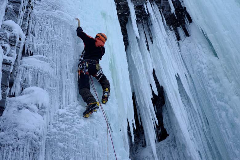 Escalada en hielo en las montañas de Abisko
