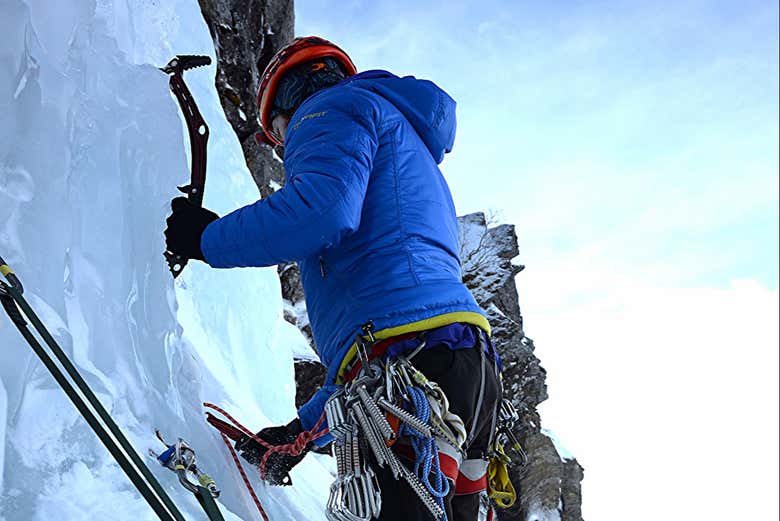 Escalada en hielo en las montañas de Abisko