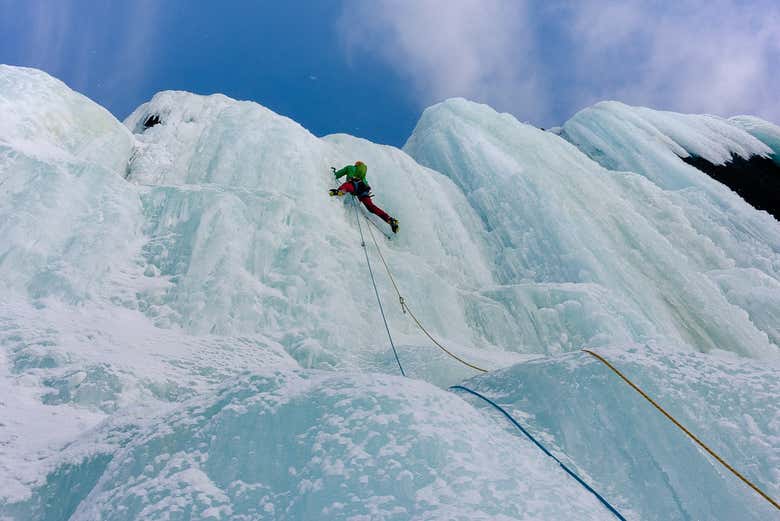 Escalada en hielo en las montañas de Abisko