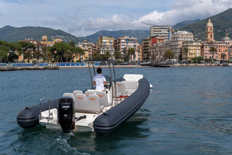 Paseo en barco al atardecer con aperitivo