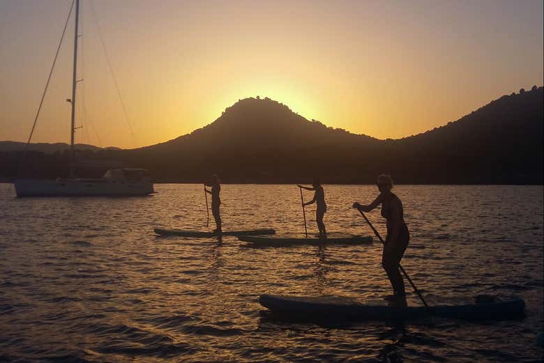 Paddle surf al atardecer en Cala Rajada