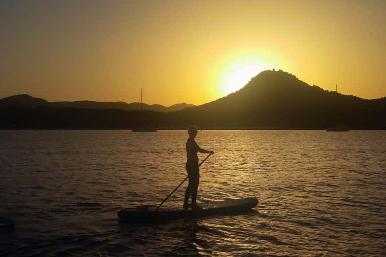 Paddle surf al atardecer en Cala Rajada