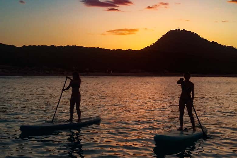 Paddle surf al atardecer en Cala Rajada