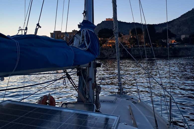Paseo en velero por la costa de Palermo