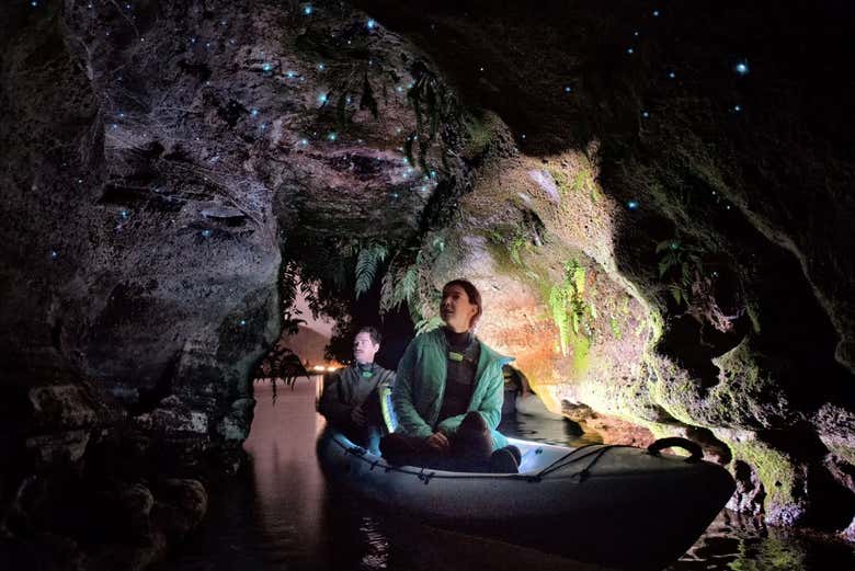 Tour en kayak por las cuevas Glow Worm