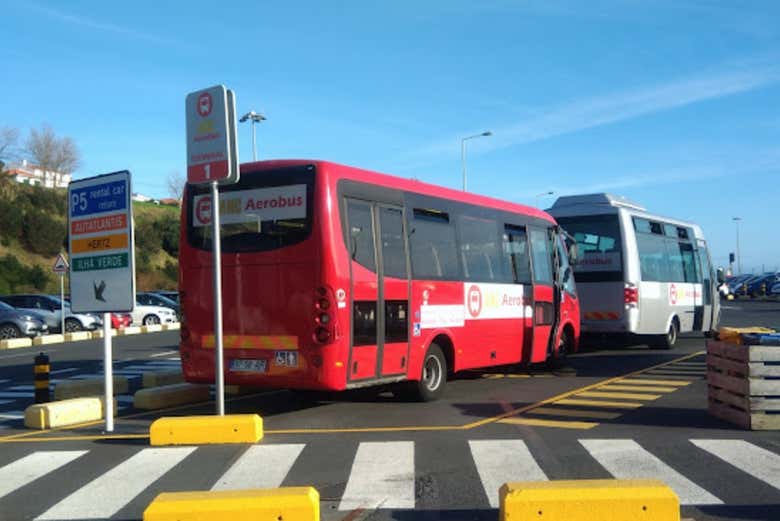 Autobús entre el Aeropuerto João Paulo II y Ponta Delgada