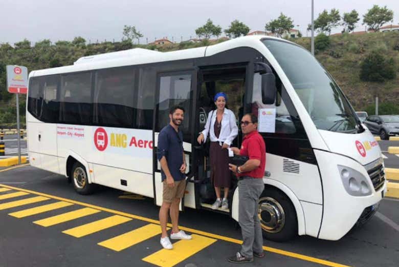 Autobús entre el Aeropuerto João Paulo II y Ponta Delgada