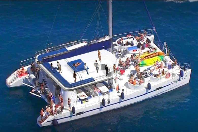 Excursión a Cala Blanca en catamarán