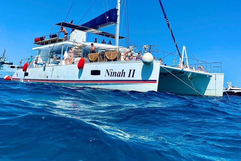 Excursión a Cala Blanca en catamarán