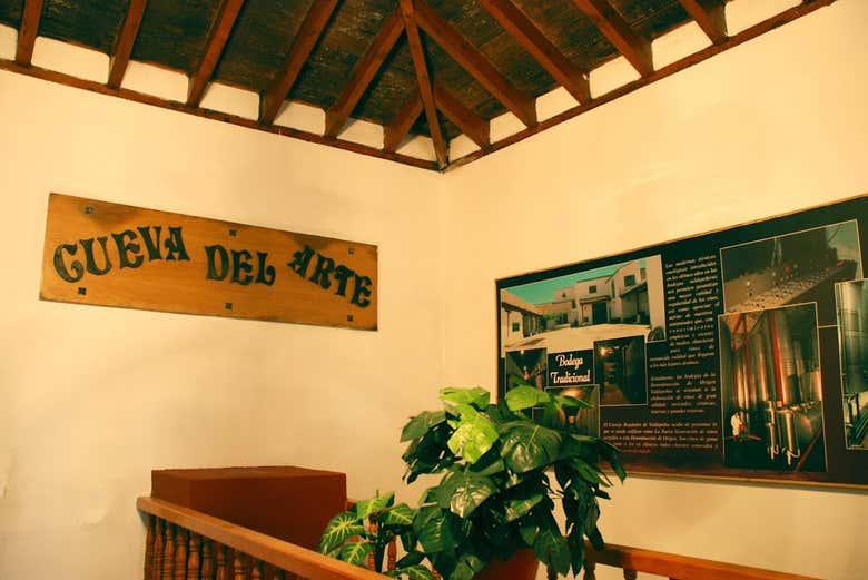 Visita a la bodega Los Llanos y la Cueva del Arte