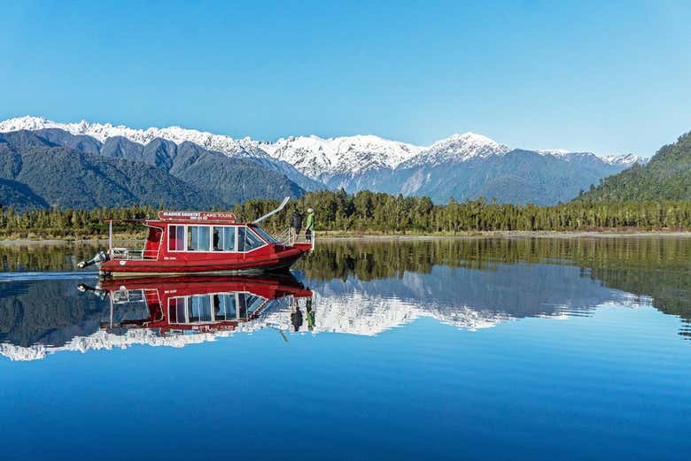 Paseo en barco por el lago Mapourika