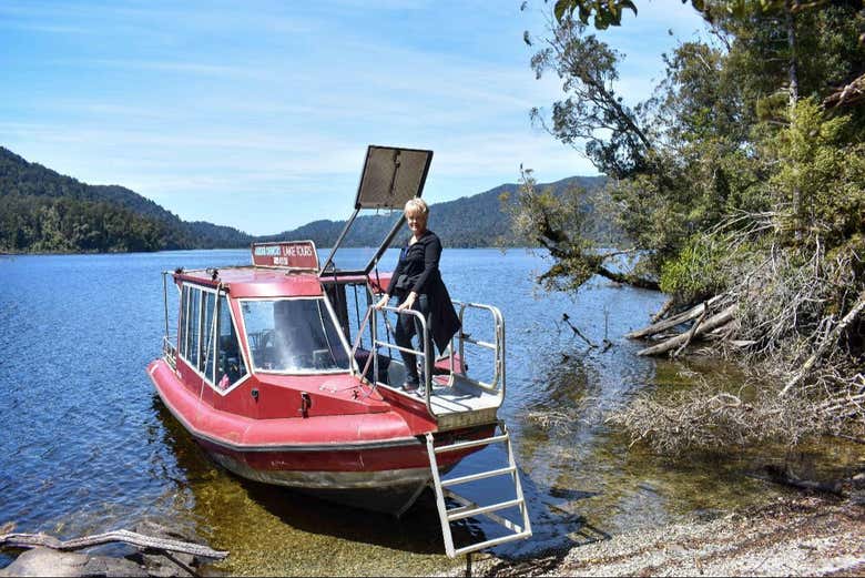 Paseo en barco por el lago Mapourika