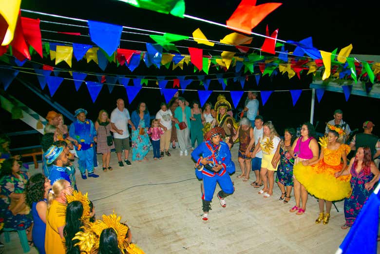 Paseo en barco con espectáculo folclórico