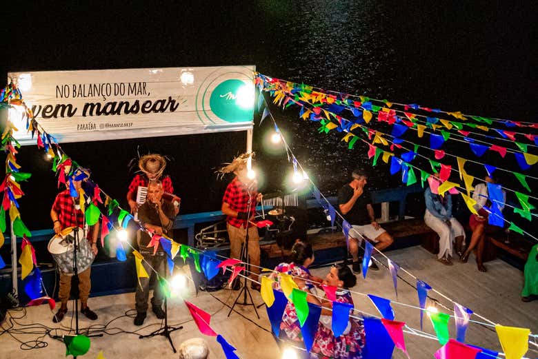 Paseo en barco con espectáculo folclórico
