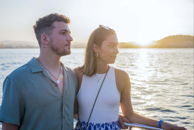 Paseo en catamarán al atardecer