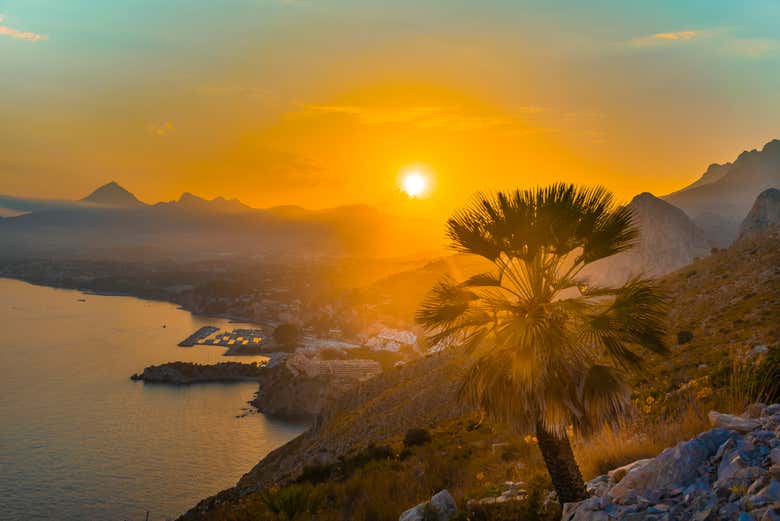 Paseo en catamarán al atardecer