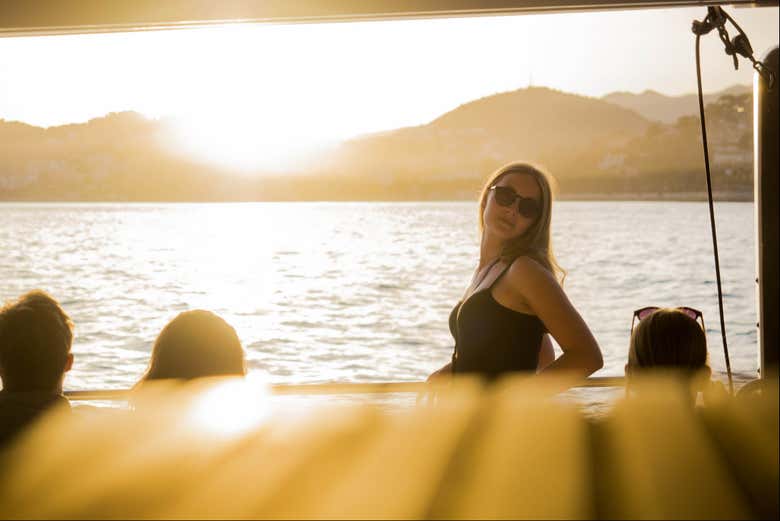 Paseo en catamarán al atardecer