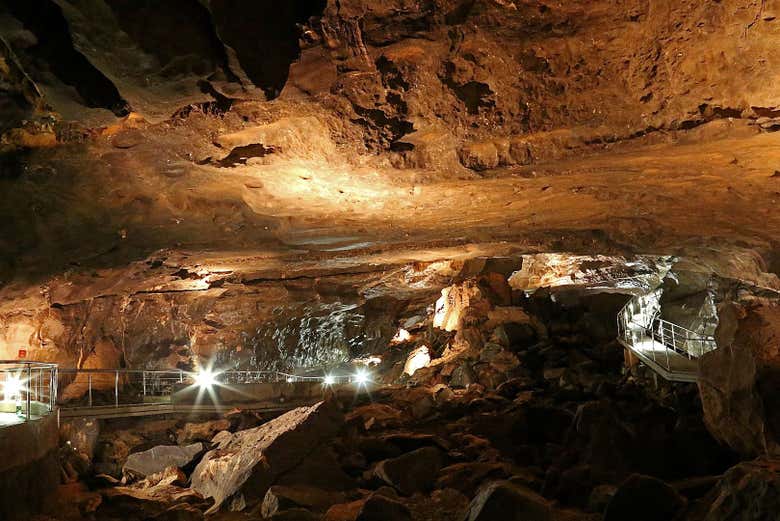 Visita guiada por la cueva de Al Hoota