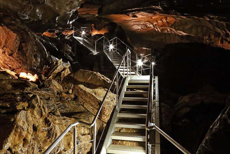 Visita guiada por la cueva de Al Hoota
