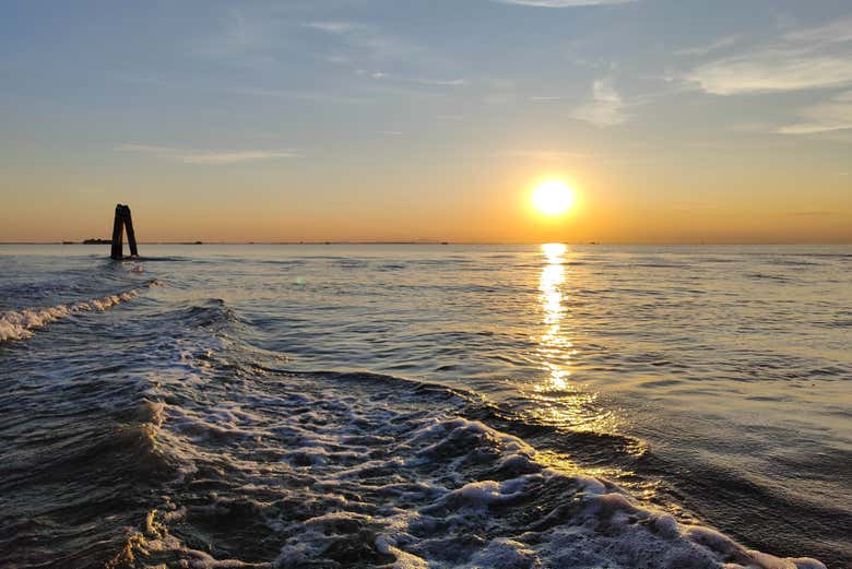 Paseo en barco al atardecer por la laguna de Venecia