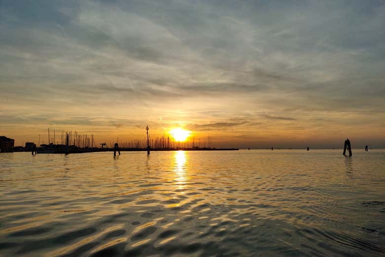 Paseo en barco al atardecer por la laguna de Venecia