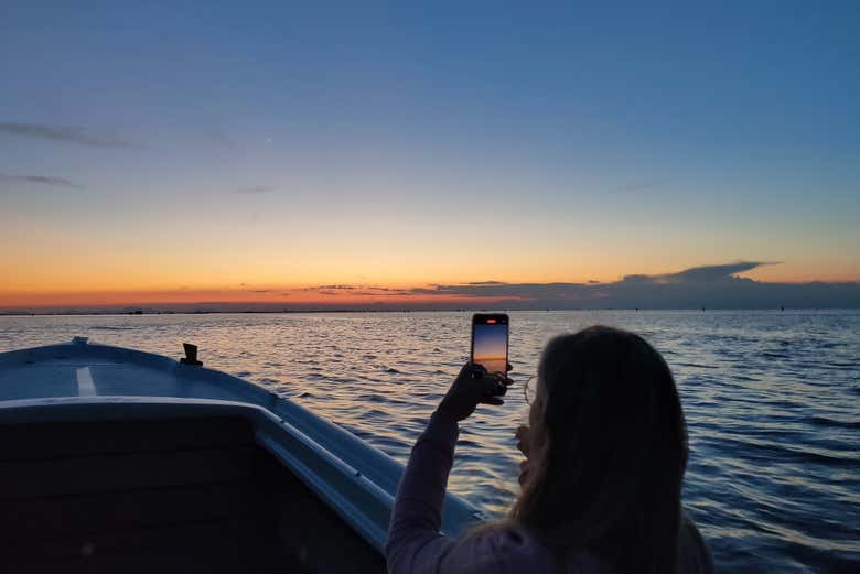 Paseo en barco al atardecer por la laguna de Venecia