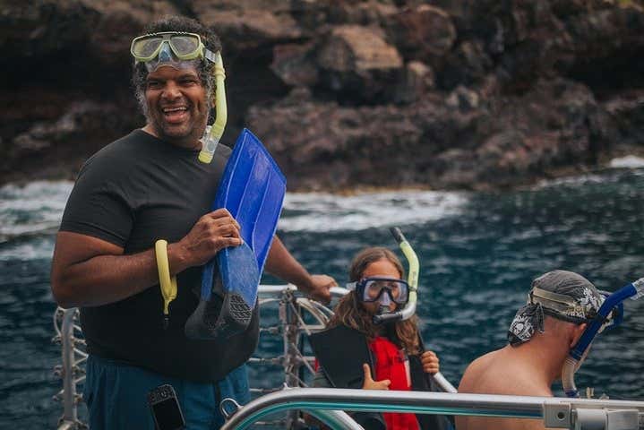 Paseo en barco por la costa de Kona con avistamiento de delfines