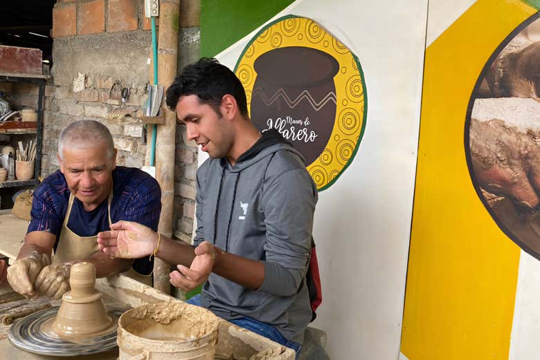 Taller de chivas de arcilla en Pitalito