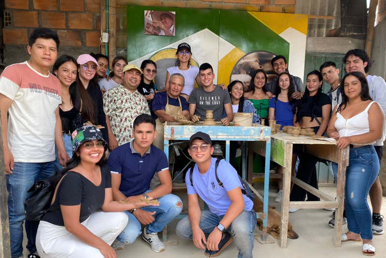 Taller de chivas de arcilla en Pitalito