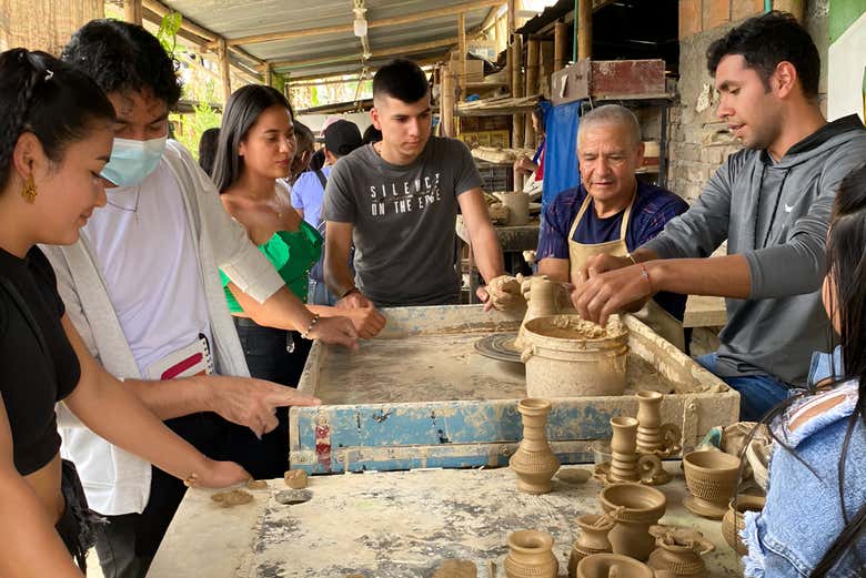 Taller de chivas de arcilla en Pitalito