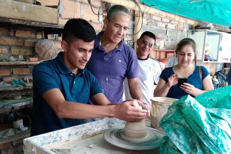 Taller de chivas de arcilla en Pitalito