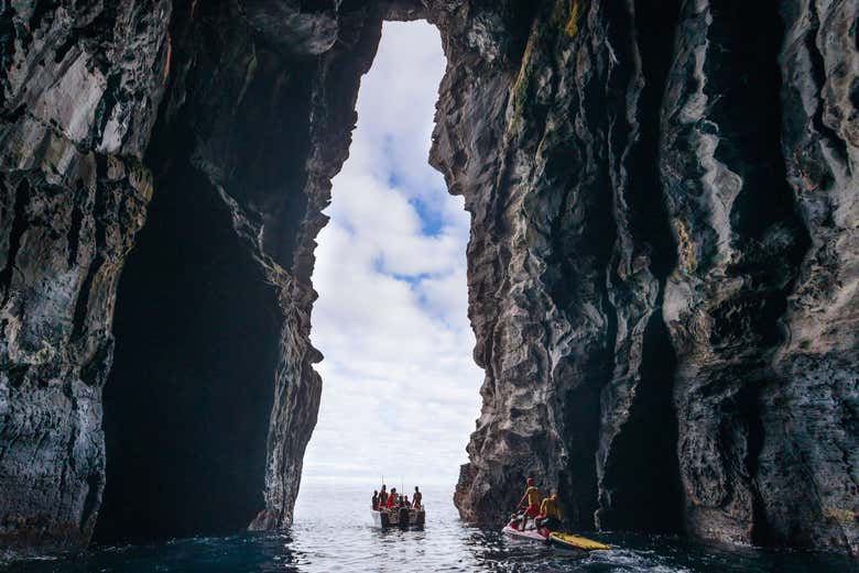 Paseo en barco por las cuevas de Rabo de Peixe
