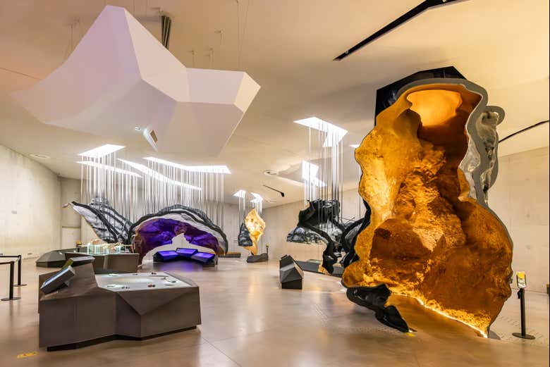 Visita al Centro de Arte rupestre y cueva de Lascaux IV