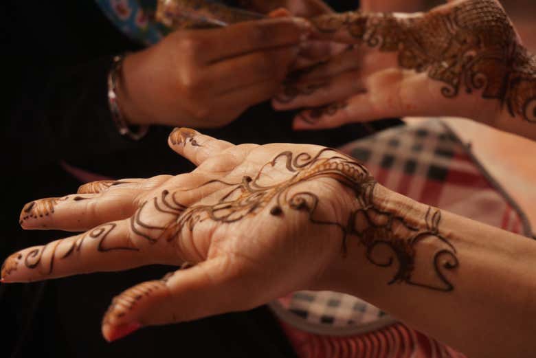 Taller de henna en Merzouga