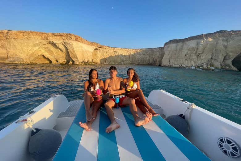 Paseo en barco al atardecer con aperitivo