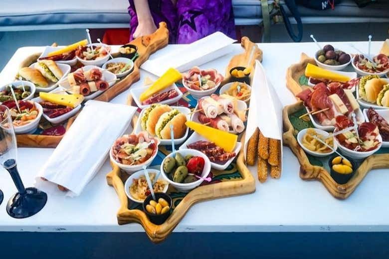 Paseo en barco al atardecer con aperitivo
