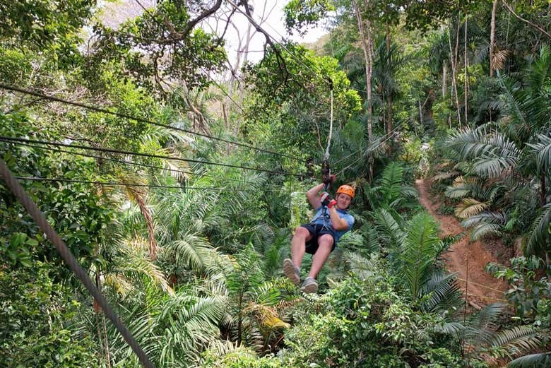 Tirolina en el parque Tree Trek Gamboa