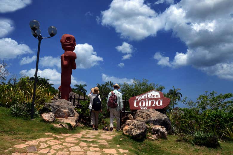 Excursión al Chorro de Maíta y la playa Guardalavaca