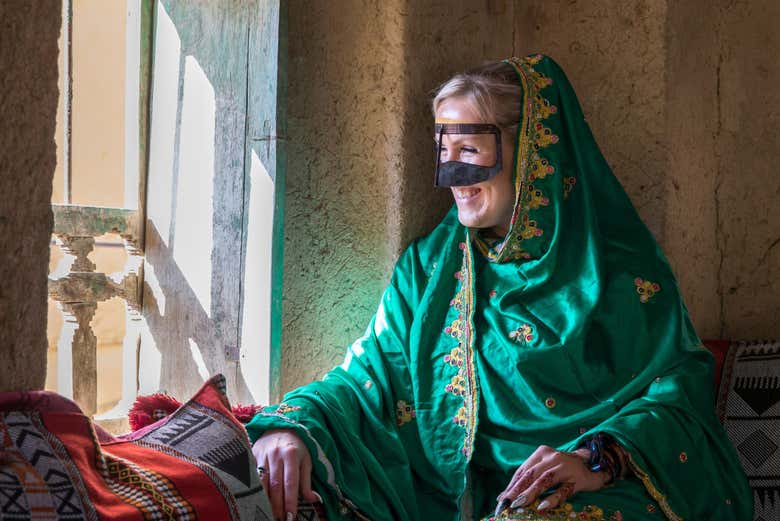 Alquiler de traje tradicional omaní en Jasab