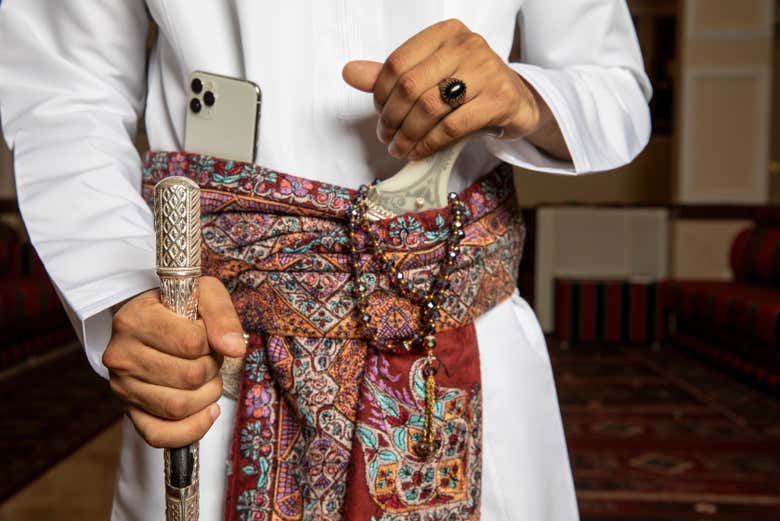 Alquiler de traje tradicional omaní en Jasab