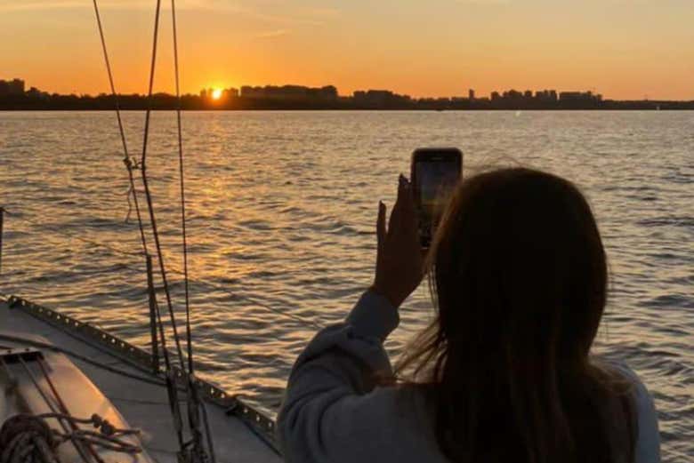 Paseo en velero por el río de la Plata con aperitivo o churrasco