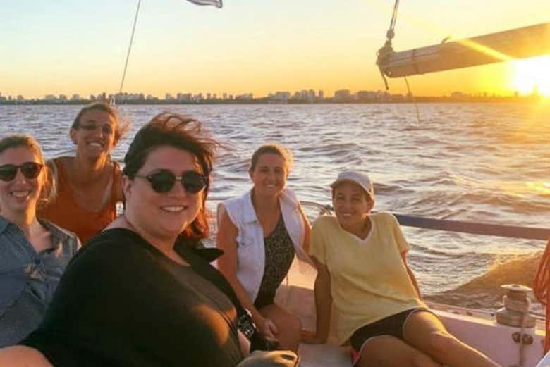 Paseo en velero por el río de la Plata con aperitivo o churrasco