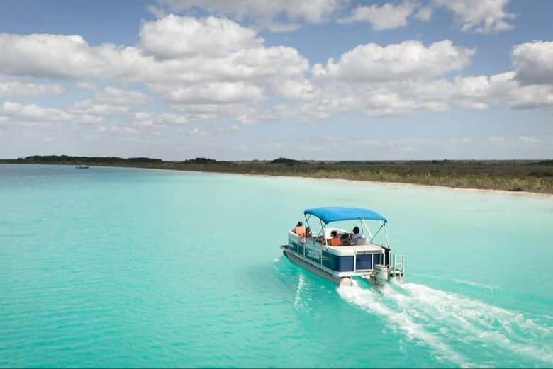 Excursión a la laguna Bacalar + Paseo en barco