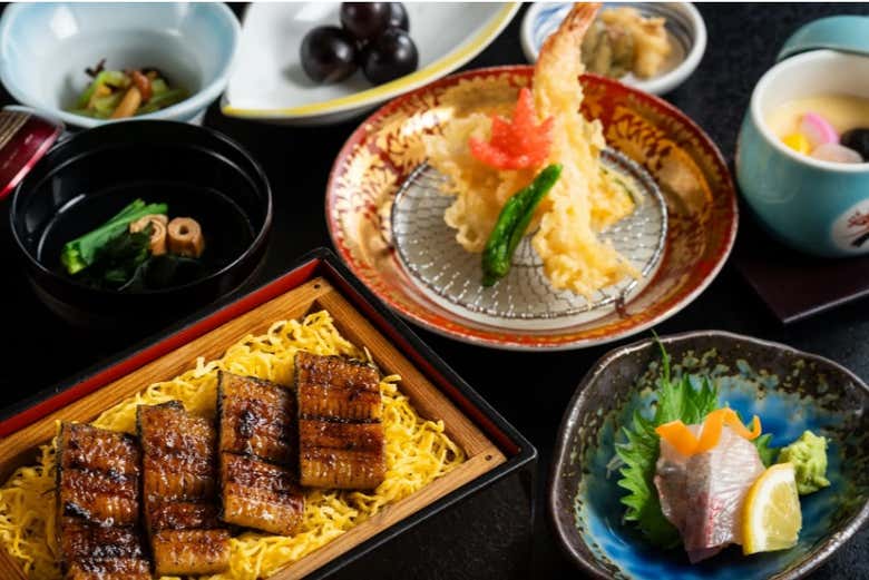Paseo en canoa por el río Yanagawa con comida