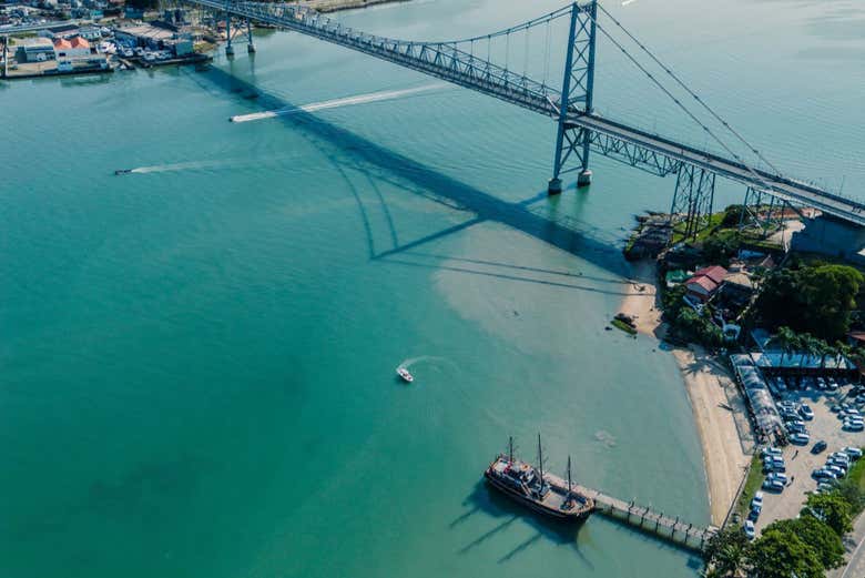 Paseo en barco pirata por Florianópolis