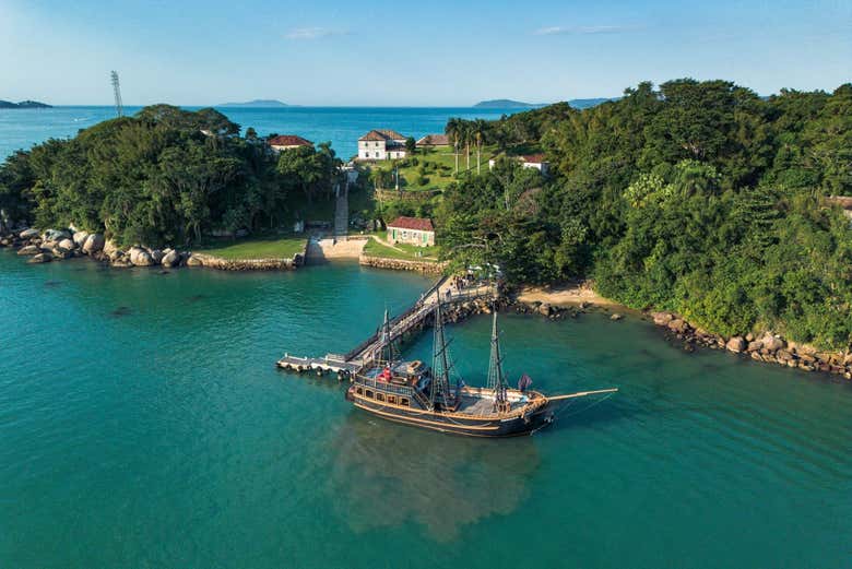 Paseo en barco pirata por Florianópolis